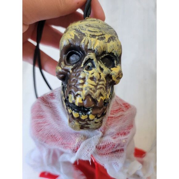 Halloween hanging zombie skeleton dead head mini prop red cape decor - Picture 4 of 8